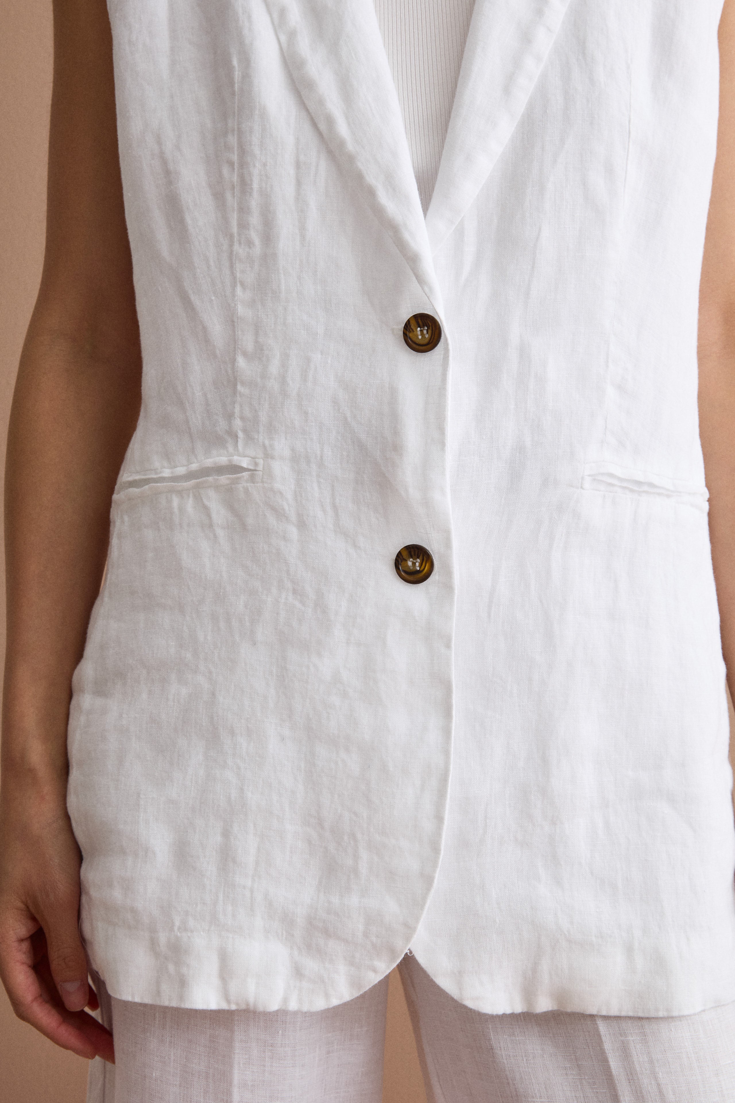 Ungefütterte Leinenweste mit klassischem Revers - WEISS