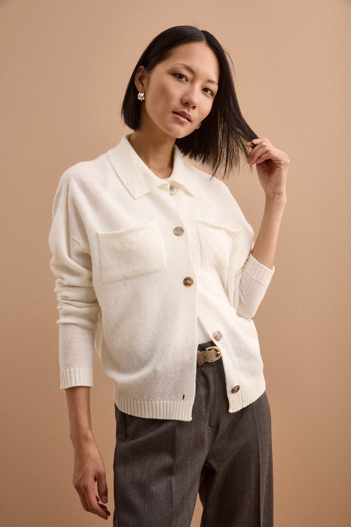 Strickjacke mit Polokragen und Knöpfen aus Super-Soft-Wolle - CREAM