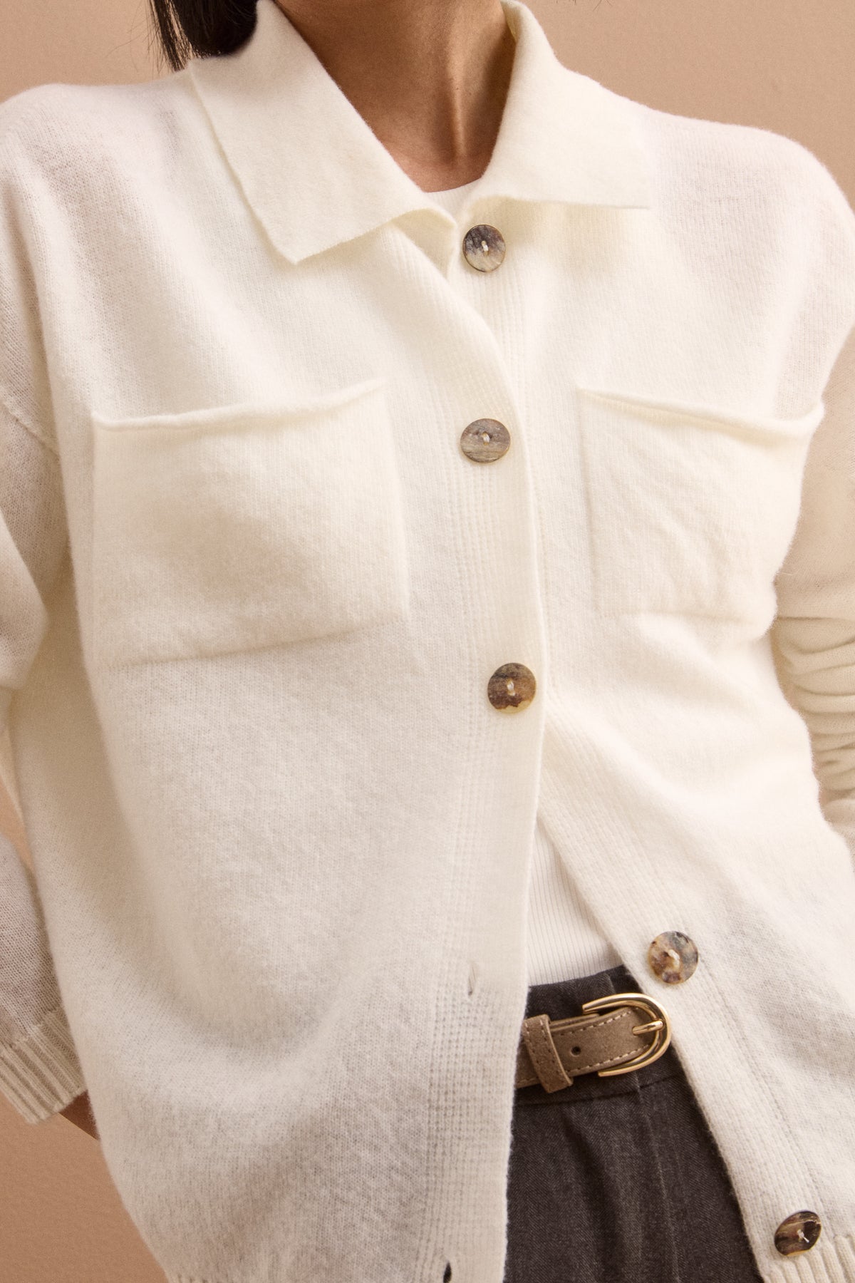 Strickjacke mit Polokragen und Knöpfen aus Super-Soft-Wolle - CREAM