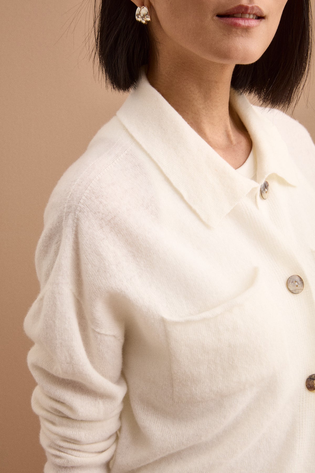 Strickjacke mit Polokragen und Knöpfen aus Super-Soft-Wolle - CREAM