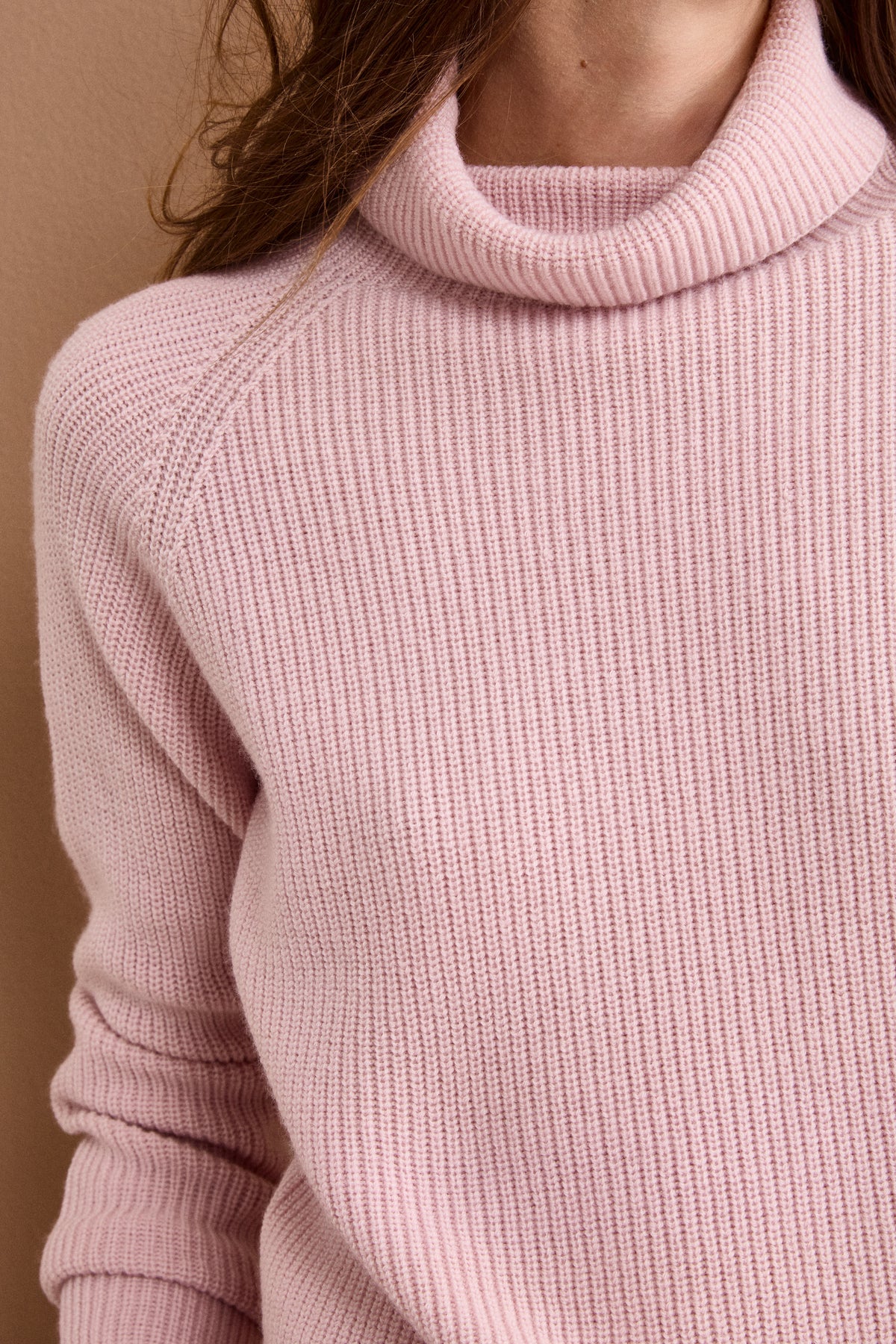 Oversize-Rollkragenpullover aus Merinowolle im englischen Rippenstrick - Rosa