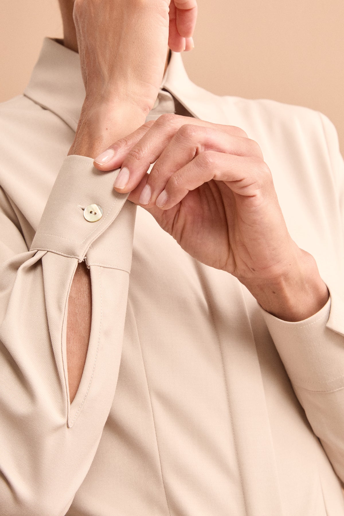 Camicia Sciancrata con Manica Lunga - SABBIA